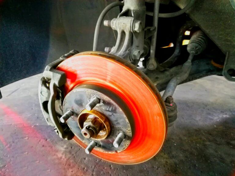 「ブレーキがフェードする」とは？ベーパーロック現象とどう違う？ UruCar(ウルカー)